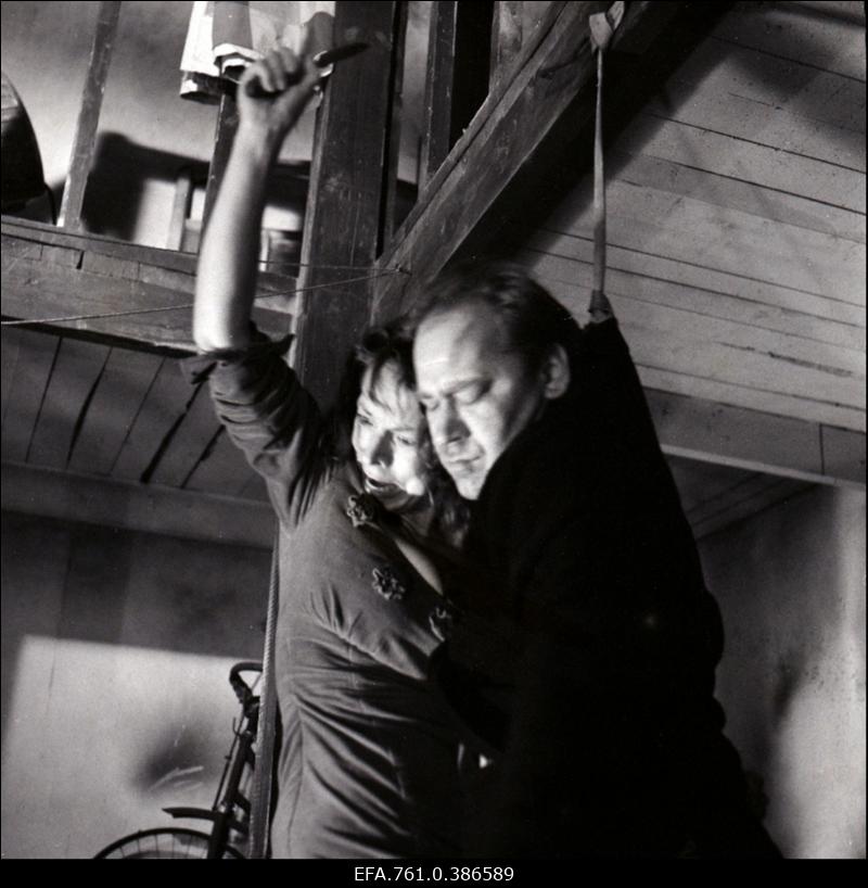 Filmi "Äratus" filmimine. Ülle Kaljuste Saareaugu Aliide osas. Tõnu Kark Voldemar Rassi osas.