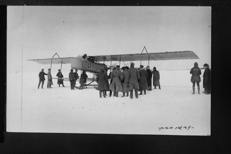 Vabadussõda. Lennuroodu  piloodid ja mehaanikud Nõukogude Vene vägedelt sõjasaagiks saadud lennuki Farman juures Narva lähedal Pähklimäel.