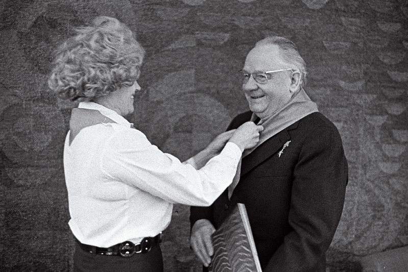 Vabariigi pioneeritöötajate vastuvõtul EKP Keskkomitees seob Varstu Keskkooli vanempioneerijuht Saima Savi EKP Keskkomitee esimesele sekretärile J. Käbinile kaela pioneeriräti.