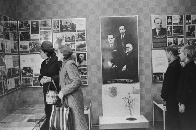 Suure-Jaanis asuva heliloojate Kappide memoriaalmuuseumi külastajad eksponaatidega tutvumas.