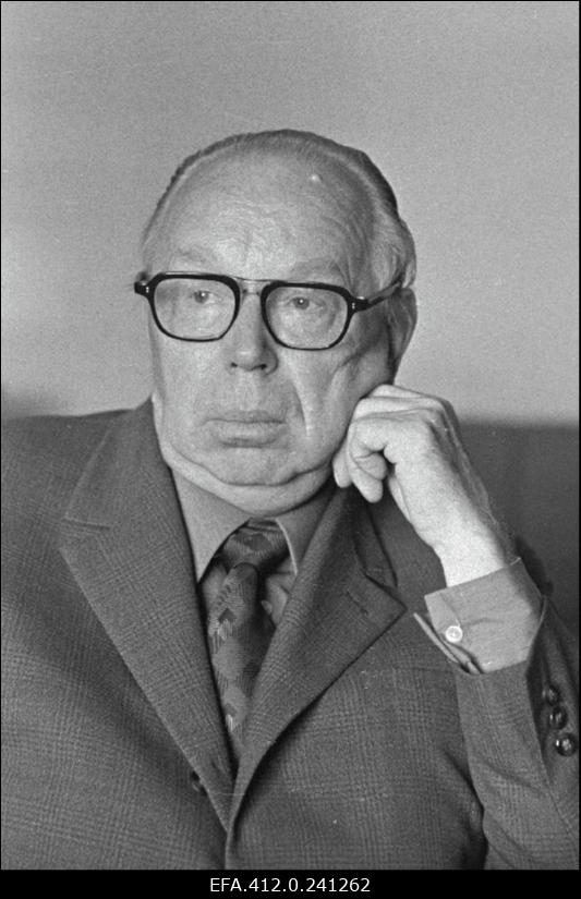 Eesti NSV Teaduste Akadeemia Ühiskonnateaduste Osakonna akadeemik-sekretär Eduard Päll.