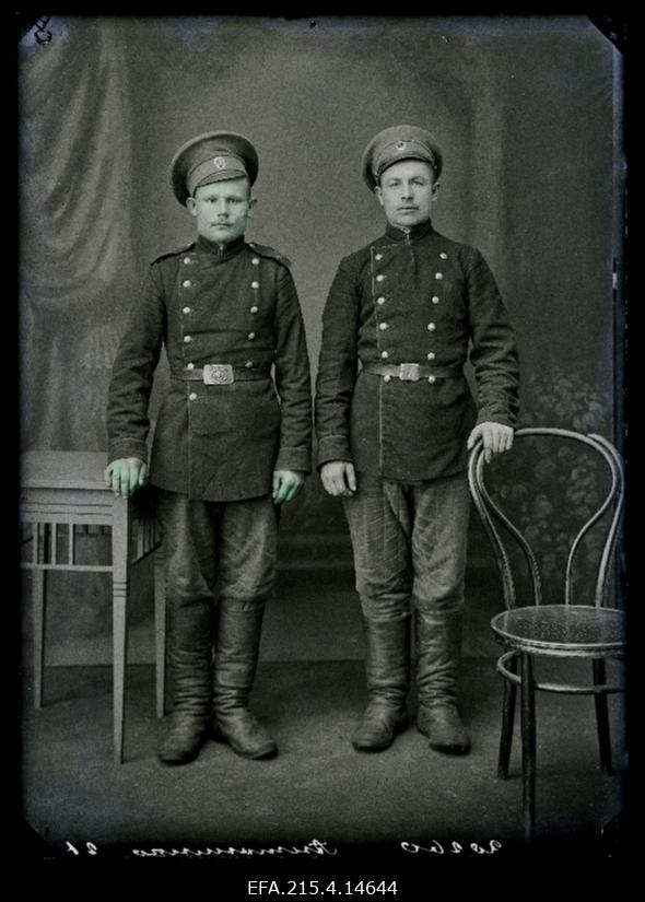 Kaks sõjaväelast, (foto tellija Antoninko [Antonenko]).