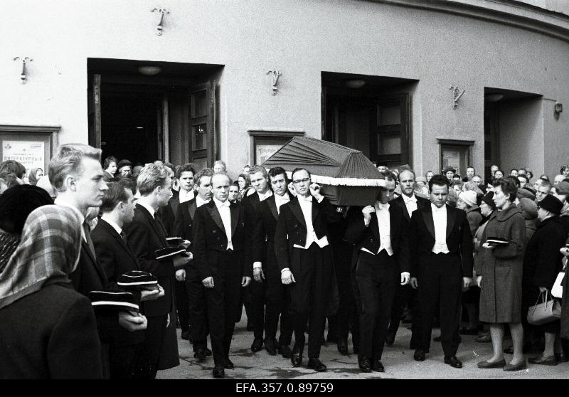 Laulja ENSV rahvakunstnik Aleksander Arderi sarga väljakandmine "Estonia" kontserdisaalist.