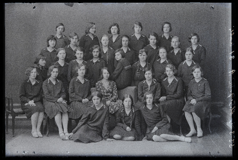 Viljandi Eesti Haridusseltsi Tütarlaste Gümnaasiumi III a klass, (foto tellija prl Laiduner [Laidoner]).
