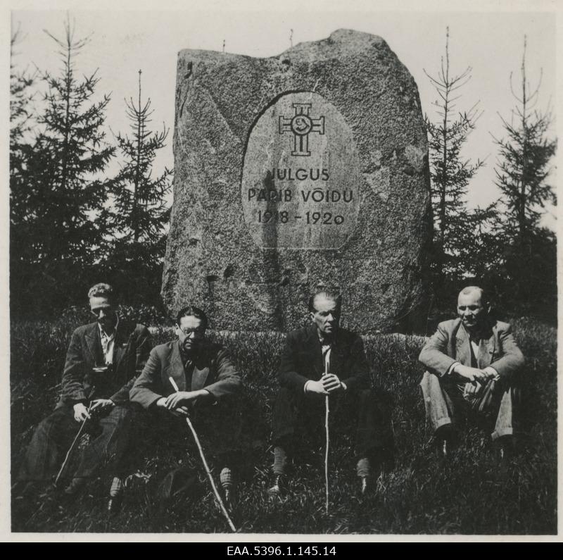 Neli meest istumas Vabadussõja monumendi, Punapargi mälestuskivi ees