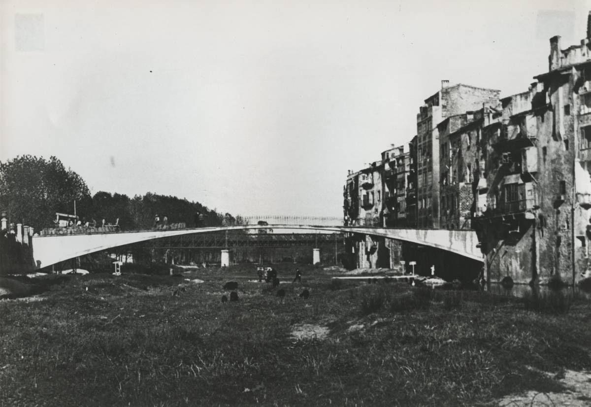 [Pont d’ en Gomez] - The Gomez bridge over the river Onyar sacks hung to test their resistance. In the background, the railway bridge.