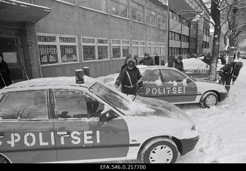 Politsei uued autod (Opel Astra).