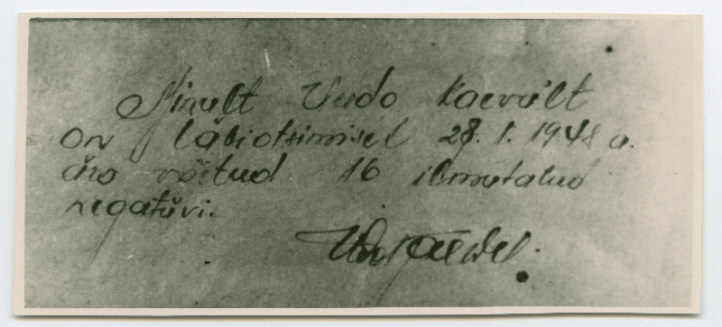 Foto dokumendist, kus Uudo Kaevu kinnitab, et temalt on võetud 16 negatiivi: Minult Uudo Kaevult on läbiotsimisel 18.1.1948. a ära võetud 16 ilmutatud negatiivi. [allkiri]