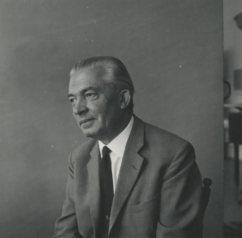 Armin Tuulse istumas fotoateljees toolil