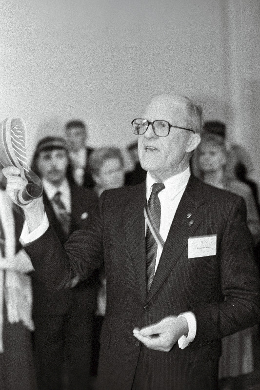 Ülemaailmse korporatsiooni Rotalia esimees Rein Krabi korporatsiooni 80. aastapäeval Mustpeade Majas.