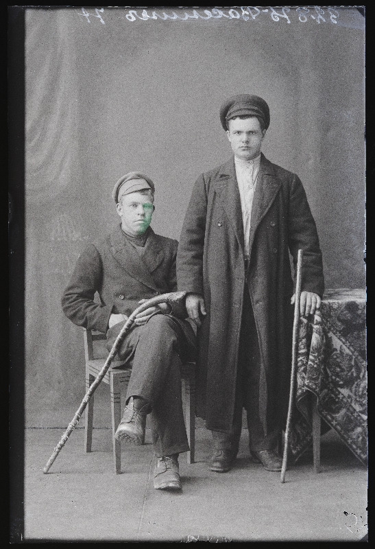 Kaks meest, (foto tellija Vasenin).