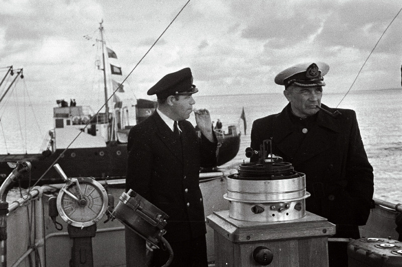 Loots Elmar Anniko (paremal) ja Kaug-Idast saabunud mootorlaeva Ruhnu kapten Boris Karlin.