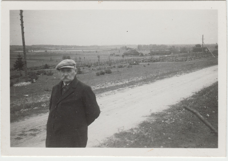 Tundmatu mees [Eduard Virgo sugulane või tuttav?] külamaastiku taustal