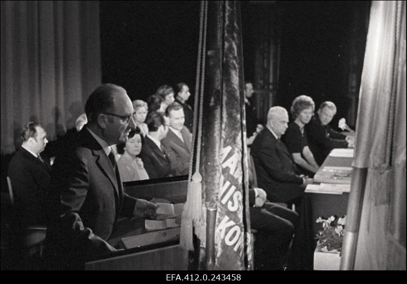 Tootmiskoondisele "Norma" annab juubeliseinaplaadi üle L.Lentsman ("Estonias")