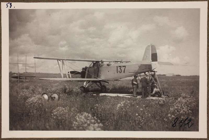 Vaade väljal seisvale lennukile; foto 1. Lennuväedivisjoni fotopositiivide kogust