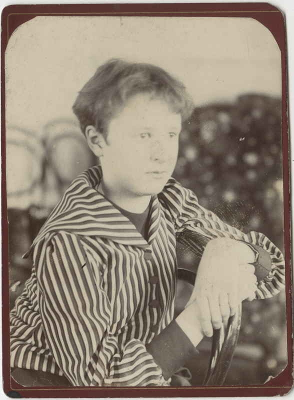 Tundmatu noormehe rindportree