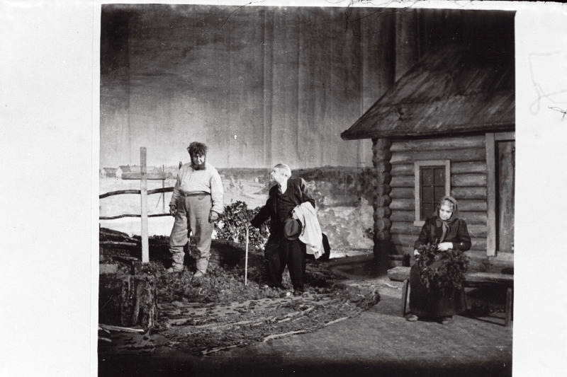 Stseen A.H. Tammsaare romaani Põrgupõhja uus Vanapagan järgi tehtud V. Panso samanimelisest dramatiseeringust. Vasakult Jürka - Eesti NSV teeneline kunstnik Arno Suurorg, Kaval Ants - Eesti NSV teeneline kunstnik Kaarel Karm, Juula - Lisl Lindau.