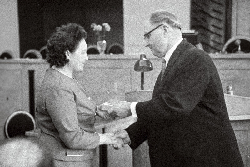 Eesti NSV Ülemnõukogu Presiidiumi esimees A. Müürisepp endisele partisanile L. Vjaltsevale juubelimedalit „20 aastat võidust 1941.-1945. a Suurest Isamaasõjas“ endiste partisanide  vabariiklikul kokkutulekul üle andmas.