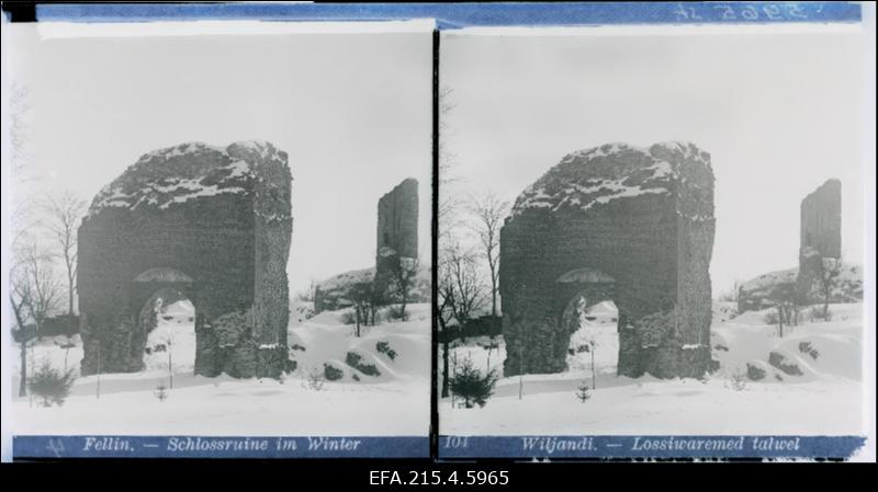 Vaade Viljandi ordulinnuse lossivärava varemetele.