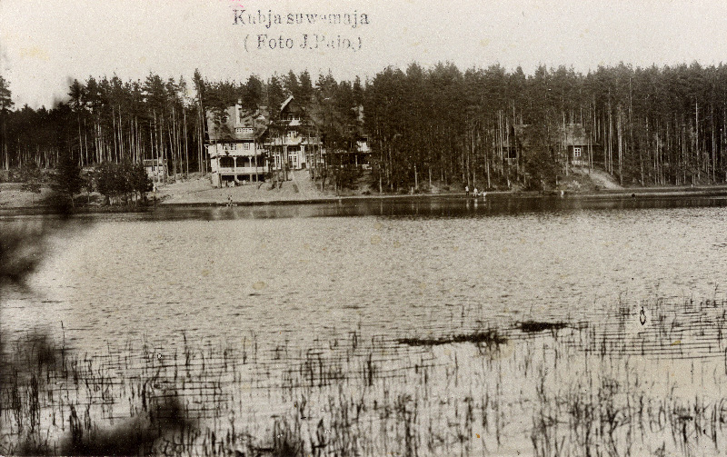 Kubja suvemaja järve ääres.
