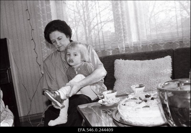 Proua Ingrid Rüütel lapselapsega.