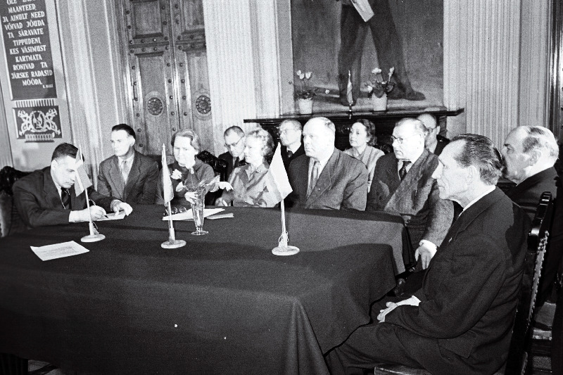 Välismaaga Sõpruse ja Kultuurisidemete Arendamise Eesti Ühingu koosolek. Vasakult 4. Välismaaga Sõpruse ja Kultuurisidemete Arendamise Eesti Ühingu Presiidiumi esimees Olga Lauristin, 5. XV olümpiamängude ja maailma karikavõistluste võitja Johannes Kotkas, Eesti NSV teeneline kirjanik Johannes Semper (paremalt 2.).