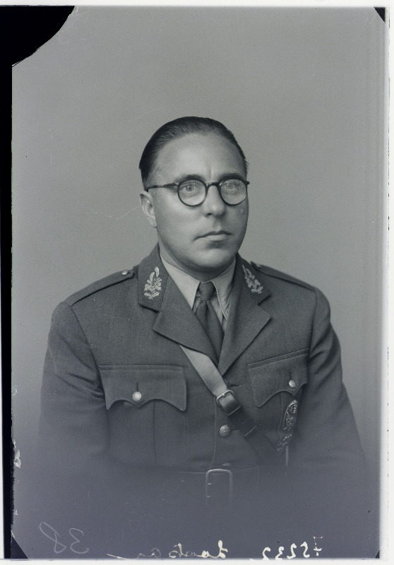 Sõjaväe Varustusvalitsuse relvastusosakonna relvalao ülem major Juhan Lootsar (Johannes Lootsmann).