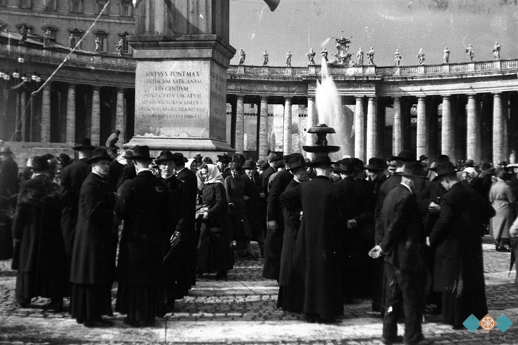 Na trgu pred baziliko sv. Petra v Rimu 1934 - lang