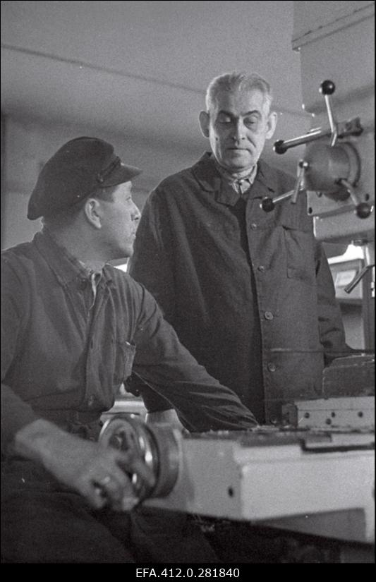 Tartu Autoremonditehase meesansambli "Akord" liikmed kommunistliku töö eesrindlased Peeter Ilves ja Jaan Madisson