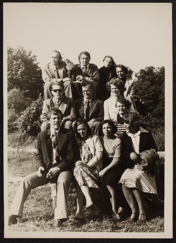 ENSV Riikliku Julgeoleku Komitee Tartu osakonna töötajad suvisel väljasõidul 1970ndatel aastatel, grupifoto piimapukil