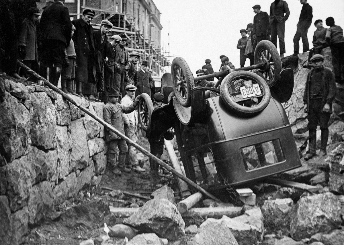 Auto-onnettomuus Helsingissä - A car accident in Helsinki - content description: A car accident on Fleminginkatu street in Helsinki 31.10.1925.