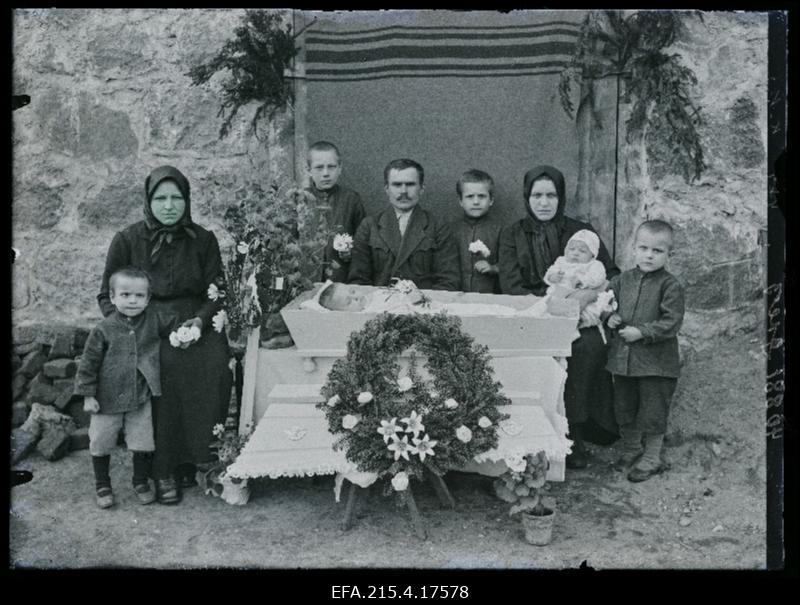 Leinajad lapse kirstu juures, (foto tellija Grenz [Grents]).