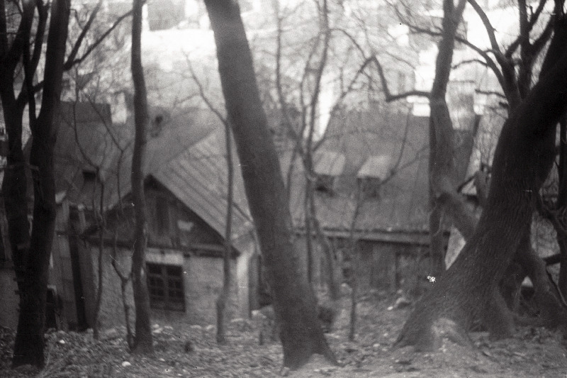 Vaade Toompea nõlvalt majale Vaksali t 7, kus on elanud kirjanik Eduard Vilde.