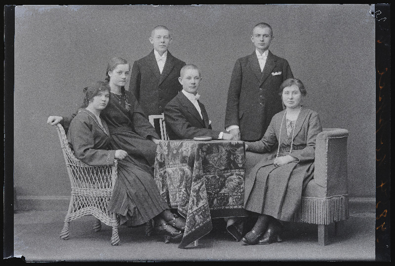 Grupp inimesi, vasakul seisab leerilaps Koppel.