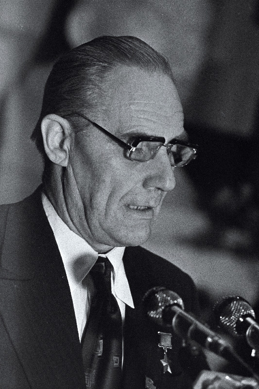 ELKNÜ XVIII kongressil esineb sõnavõtuga Eesti NSV haridusministri esimene asetäitja, Nõukogude Liidu kangelane Arnold Meri.