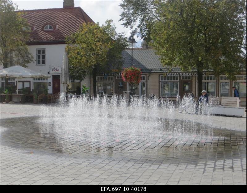 Kuressaare vaade. Keskväljaku purskkaevud.