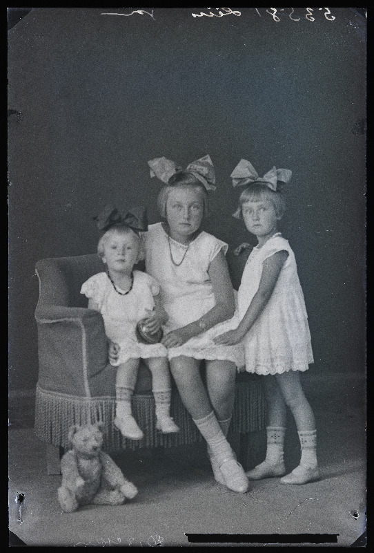 Kolm õde mängukaruga, (foto tellija Liin).