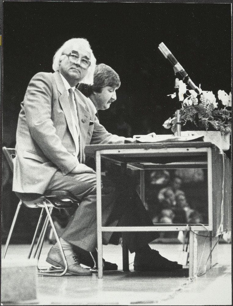 Rahvarinde asutamiskongress Linnahallis, mida juhatab majandusteadlane Uno Mereste.