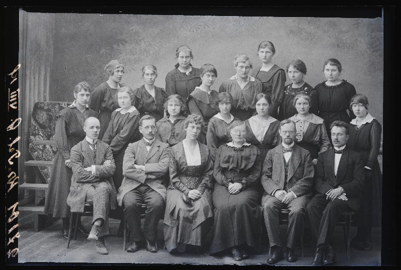 Viljandi Kroonu Tütarlaste Gümnaasiumi VIII klass.