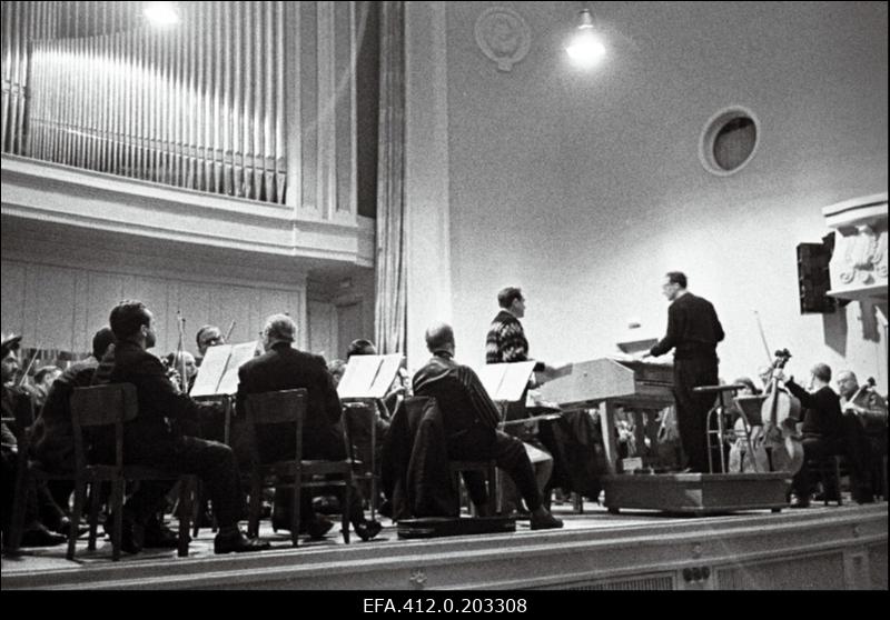 Georg Ots, ERSO ja dirigent Roman Matsov.