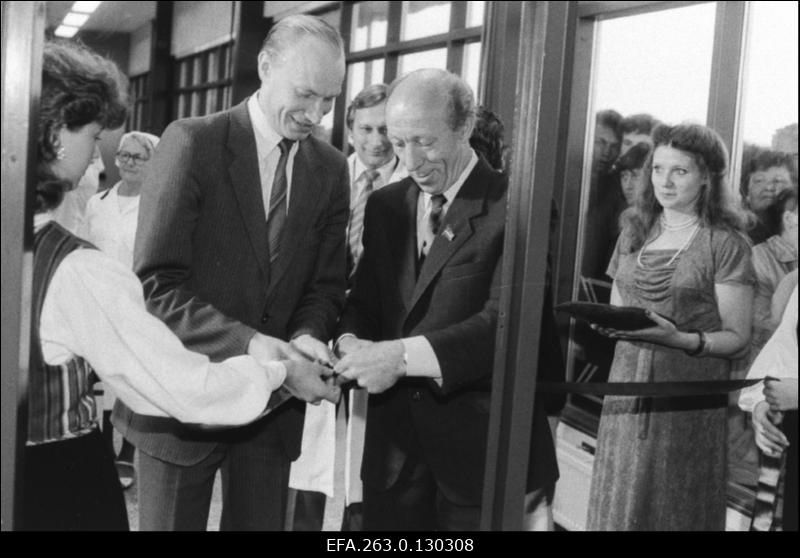 Kaubahalli "Sõprus" avamisel lõikavad lindi läbi EKP Tartu Linnakomitee esimene sekretär Enn-Arno Sillari (vasakul) ja Tartu Linna RSN Täitevkomitee esimees Nikolai Preiman.