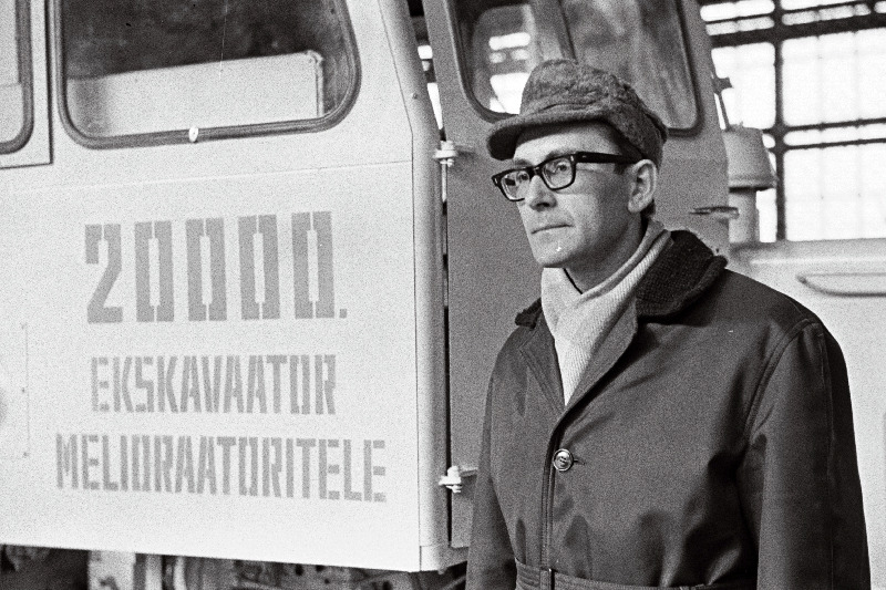 Koondise "Eesti Põllumajandustehnika" Tartu osakonna ekskavaatorijuht Ülo Ladva 20000- nda ekskavaatori juures.