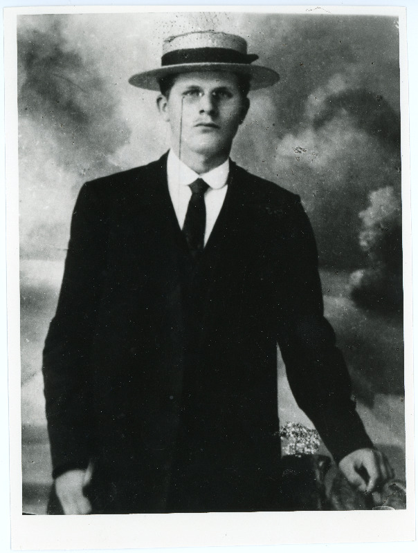 August Mahoni, Ajutise Valitsuse I kantseleiülem, riigiametnik, kohtuministri asetäitja ja vangimajade ülem. A-st 1929 notar. Koopia fotoportreest