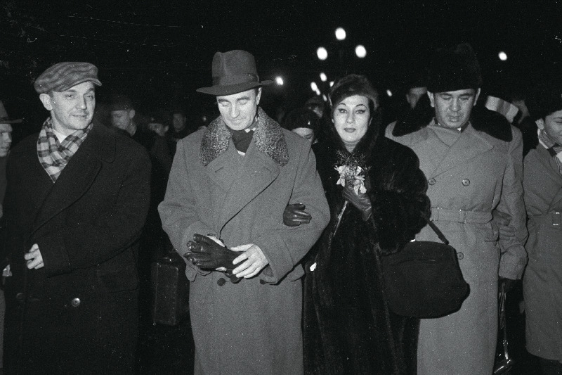 Argentiina lauljatar Yma Sumac koos vastuvõtjatega Balti jaamas.