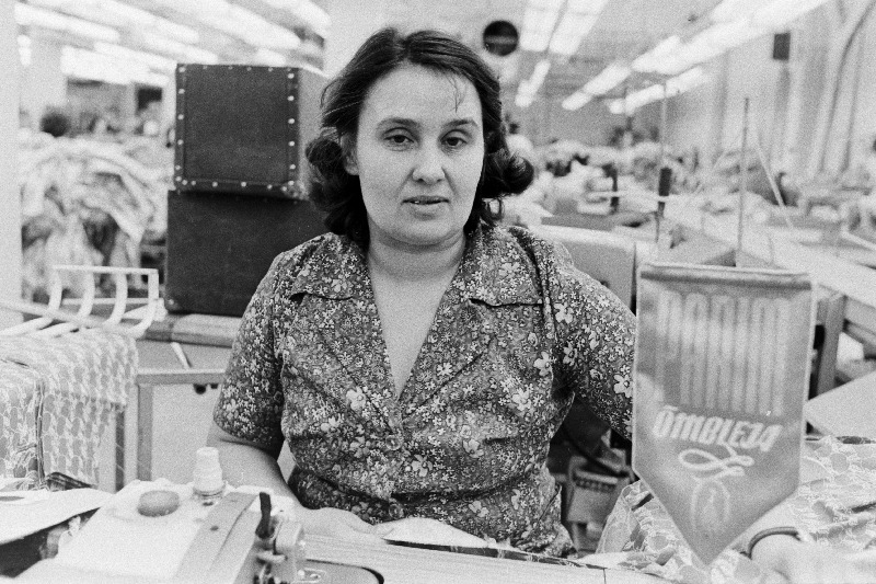 V.Klementi nim. Õmblustootmiskoondise õmbleja Elviira Maksimova.