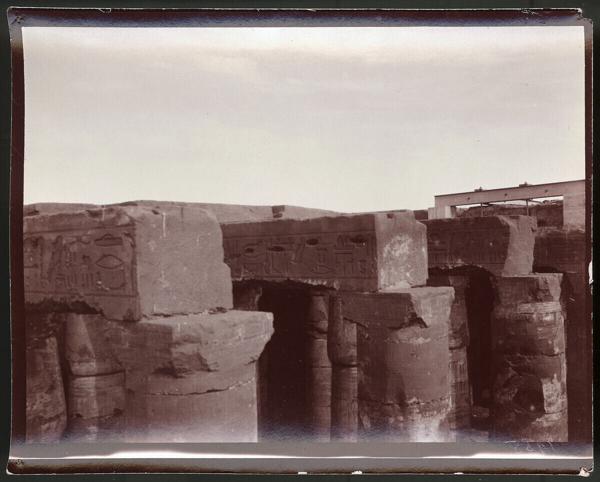 Abydos, temple of the sea, view from the Dache onto the 1st column hall - Synopsis: verso: M. “1985 W/III/Abydos: SethostBesch: View from/Dache onto the 1st column hall,” l. “17 XI 1910/1h40” (pencil, vertical)