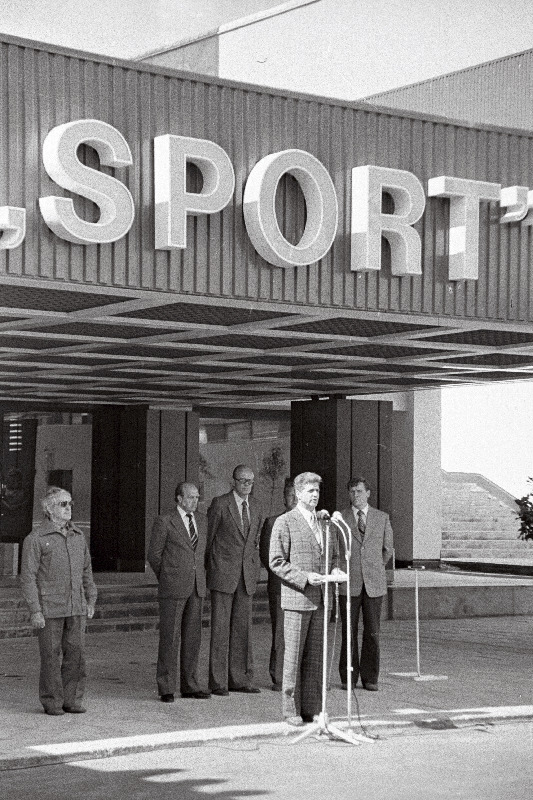 Tallinna RSN Täitevkommitee esimees Albert Norak olümpiaküla avamisel Pirital kõnelemas. Tema selja taga (vasakult) olümpia purjeregati orgkomitee esimees, Eesti NSV Ministrite Nõukogu esimehe asetäitja Arnold Green, Eesti NSV Spordikomitee esimees Juhan Unger, orgkomitee "Olümpia 80" Tallinna valitsuse juhataja Oleg Sapožnin ja olümpia purjespordikeskuse direktor Peep Keskküla.