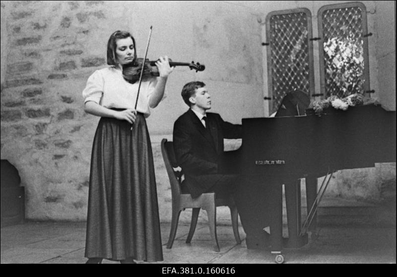 Narva Muusikakooli õpilaste kontserdil Narva kindluses esinevad viiuldaja Jelena  Laas  ja  Tallinna  Konservatooriumi  üliõpilane Mart  Ernesaks klaveril.