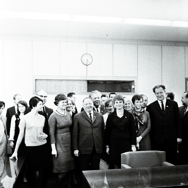 ÜLKNÜ 50. aastapäeva tähistamise pidustustele Moskvasse sõitva vabariigi kommunistlike noorte delegatsioon vastuvõtul EKP Keskkomitees.