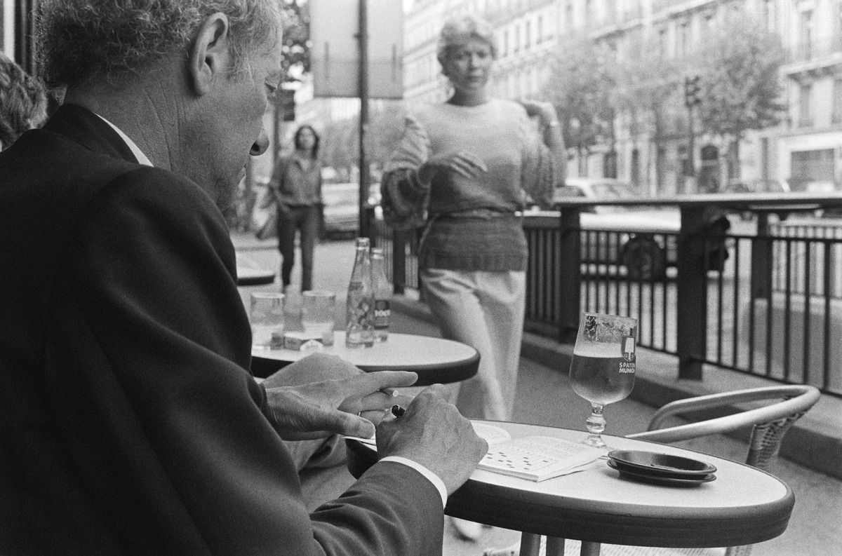 People in a café in Paris, France, in autumn 1982.; Ihmisiä kahvilassa Pariisissa syksyllä 1982.